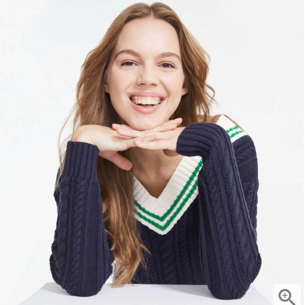 🧡 Collegiate theme v-neck sweater